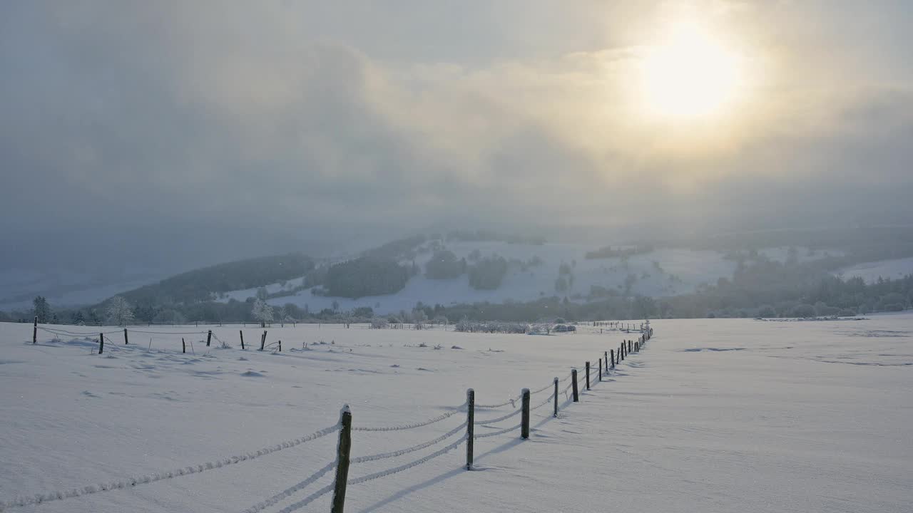 冬季景观在日出，瓦瑟库佩山，格斯菲尔德，Rhön，黑塞，德国视频素材