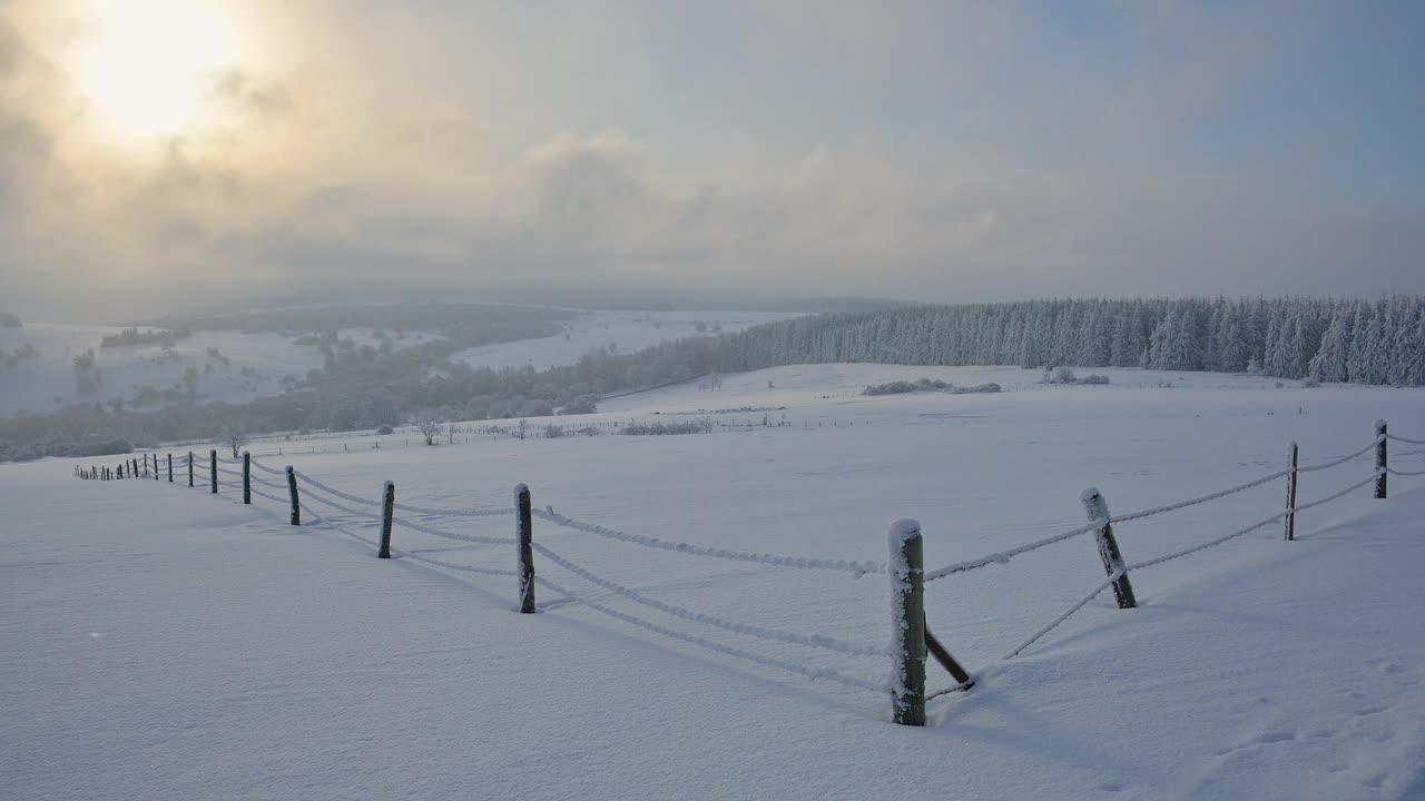 冬季景观在日出，瓦瑟库佩山，格斯菲尔德，Rhön，黑塞，德国视频素材