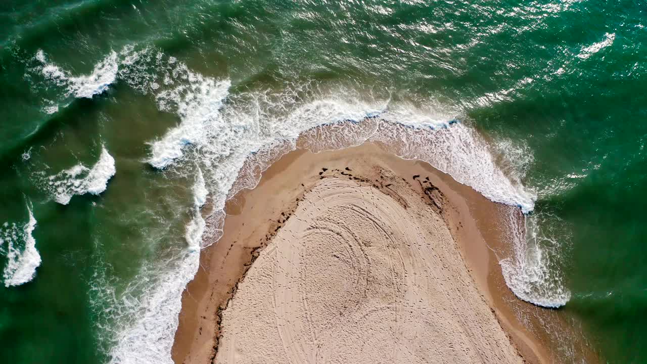 海滩和大海的鸟瞰图视频素材