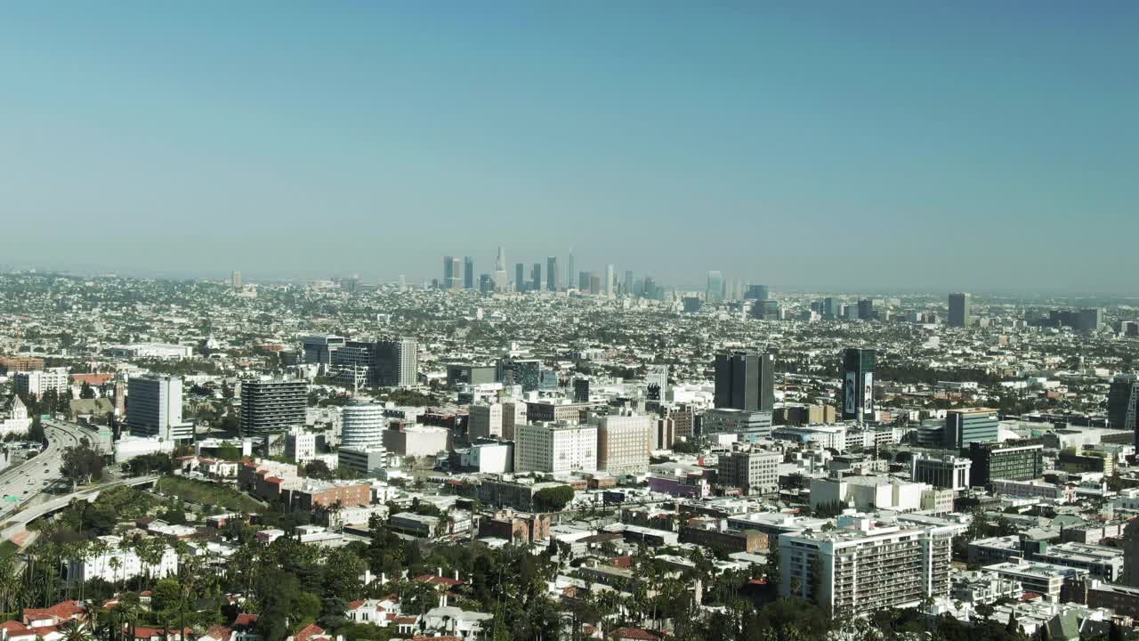 空中拍摄的城市景观在晴朗的一天，无人机飞过现代城市-洛杉矶，加利福尼亚视频素材