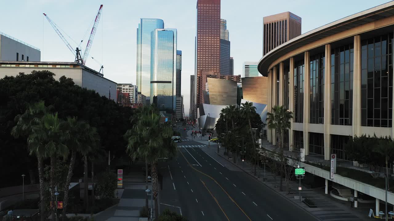 空中拍摄的车辆在街道上的剧院和音乐厅，无人机上升的城市对天空在日落-洛杉矶，加利福尼亚视频素材