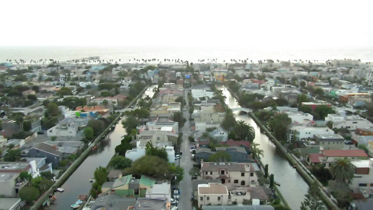 空中向下倾斜拍摄的房子在威尼斯运河的海上，无人机上升的住宅区在城市-洛杉矶，加利福尼亚视频素材