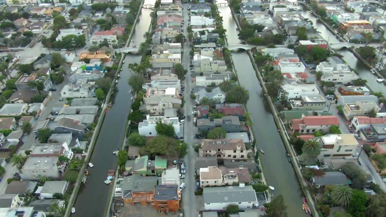 空中倾斜拍摄的房子在威尼斯运河的海上，无人机下降在城市的住宅区-洛杉矶，加利福尼亚视频素材