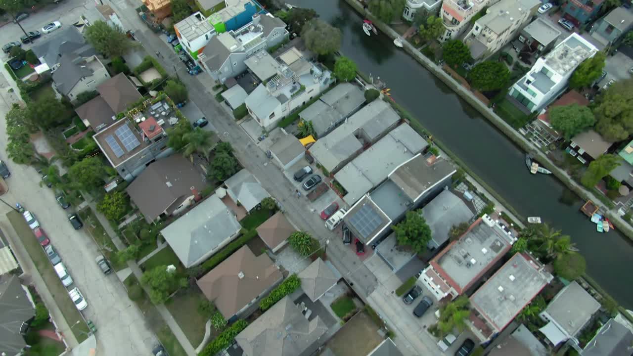 航拍在城市威尼斯运河房屋中的汽车，无人机向前飞行在住宅区-洛杉矶，加利福尼亚视频素材