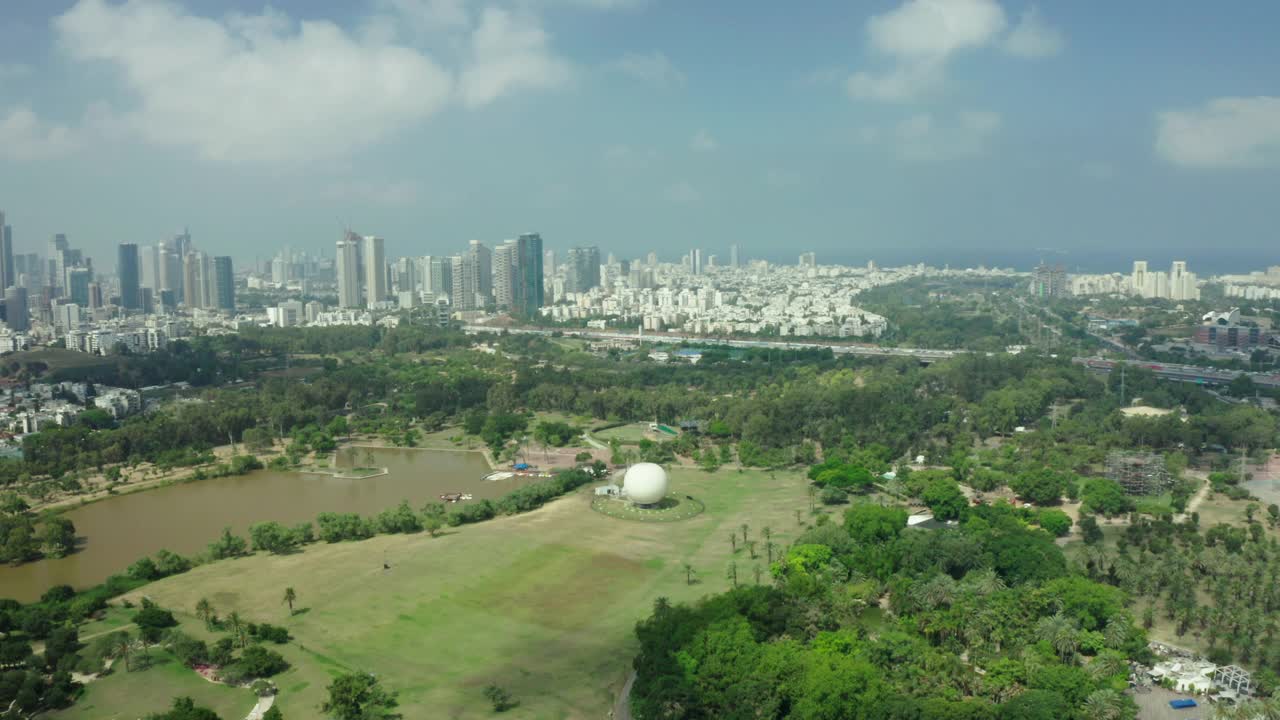 空中平移拍摄的树木在美丽的Yarkon公园在城市的天空-特拉维夫，以色列视频素材