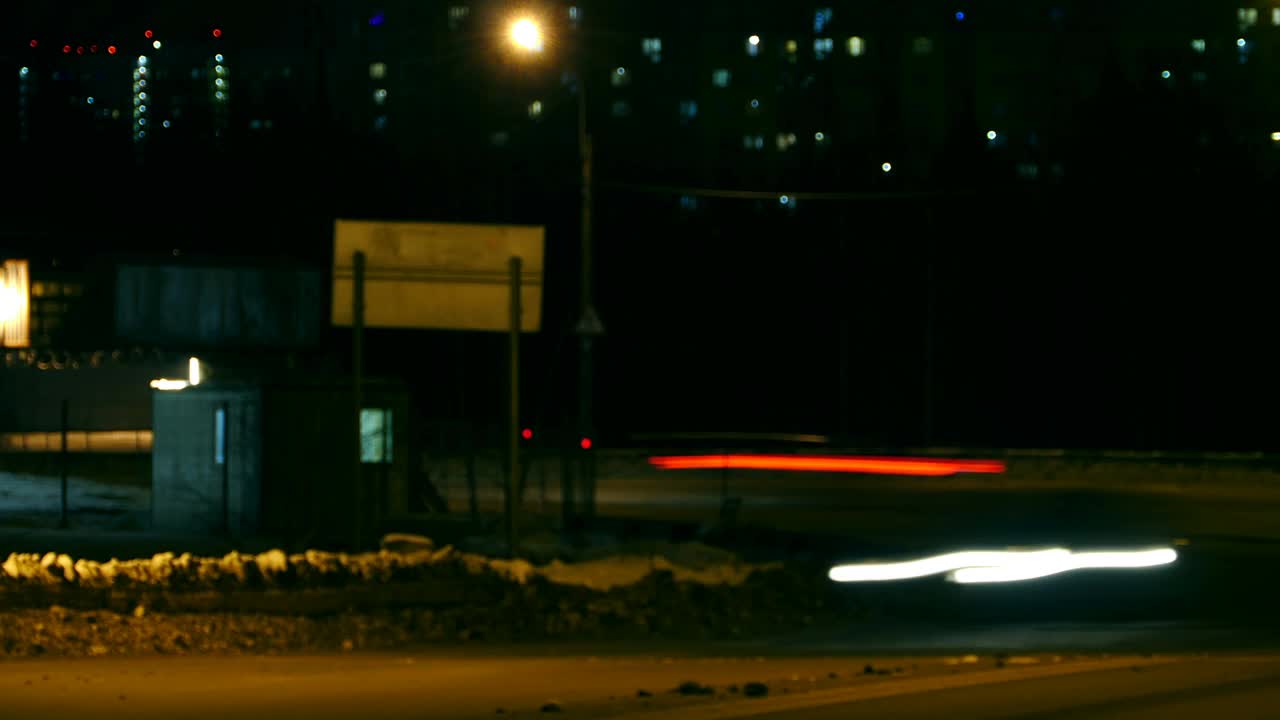 夜间车流川流不息，有汽车驶过视频素材