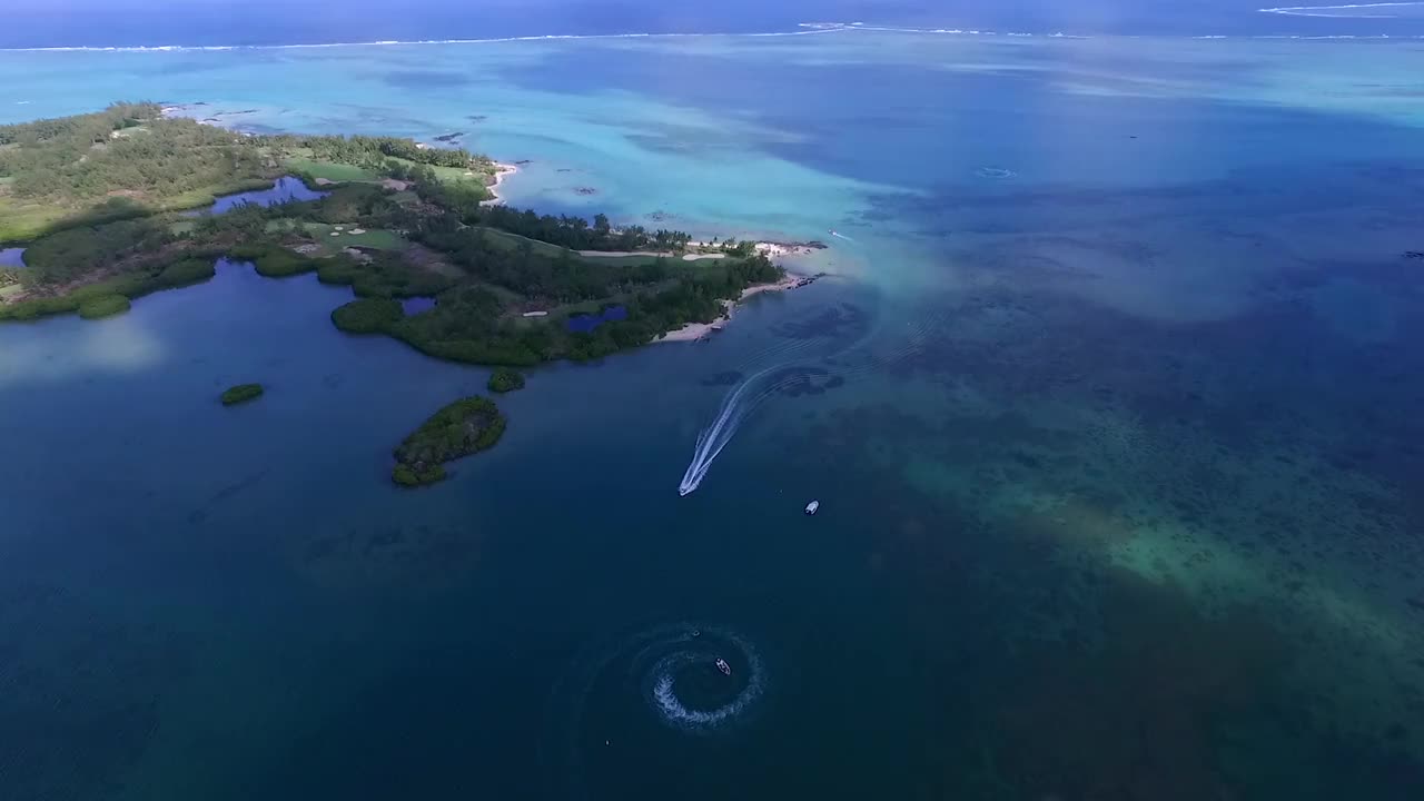 毛里求斯私人拥有的小岛。风景和印度洋的背景视频素材