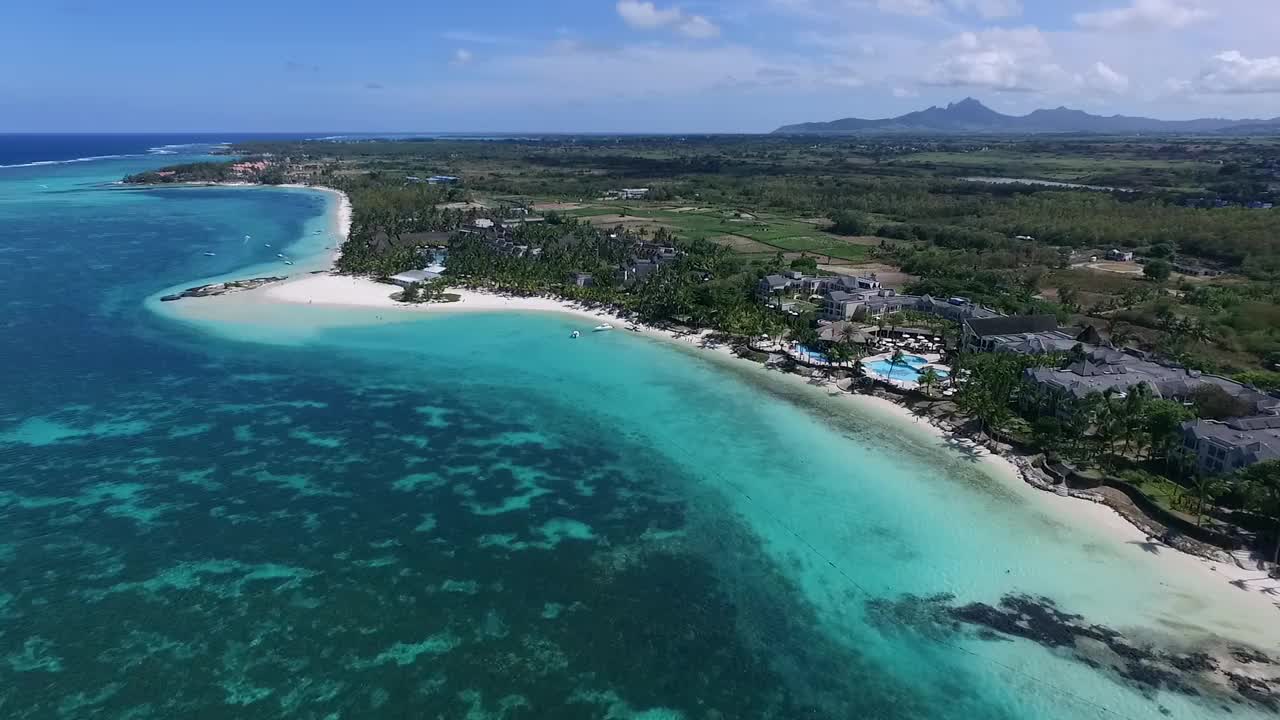 Belle Mare豪华海滩在毛里求斯。风景和印度洋的背景。美丽的海滩和清澈的水。视频素材