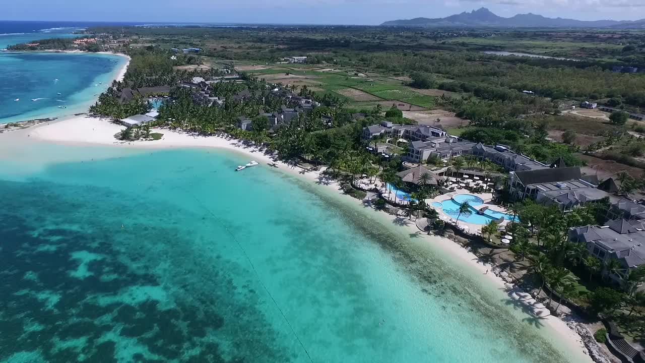 Belle Mare豪华海滩和酒店在毛里求斯。风景和印度洋的背景。美丽的海滩和清澈的水。视频素材