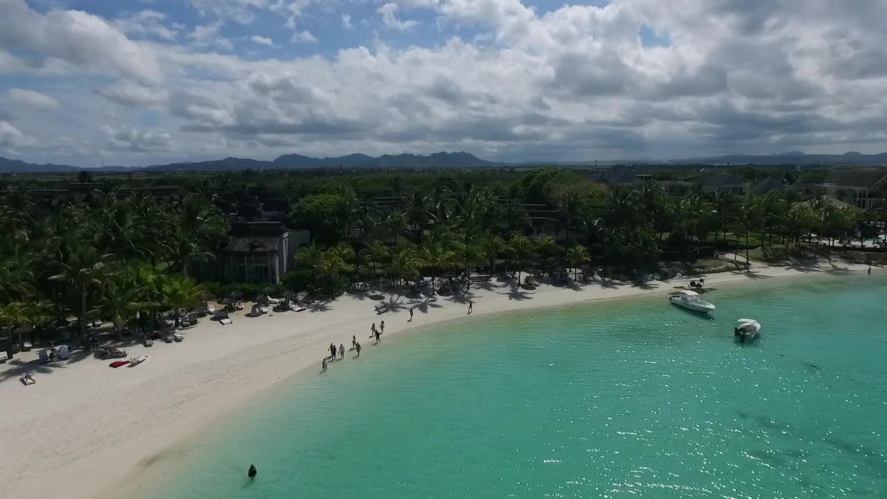 Belle Mare豪华海滩和酒店在毛里求斯。风景和印度洋的背景。美丽的海滩和清澈的水与人视频素材