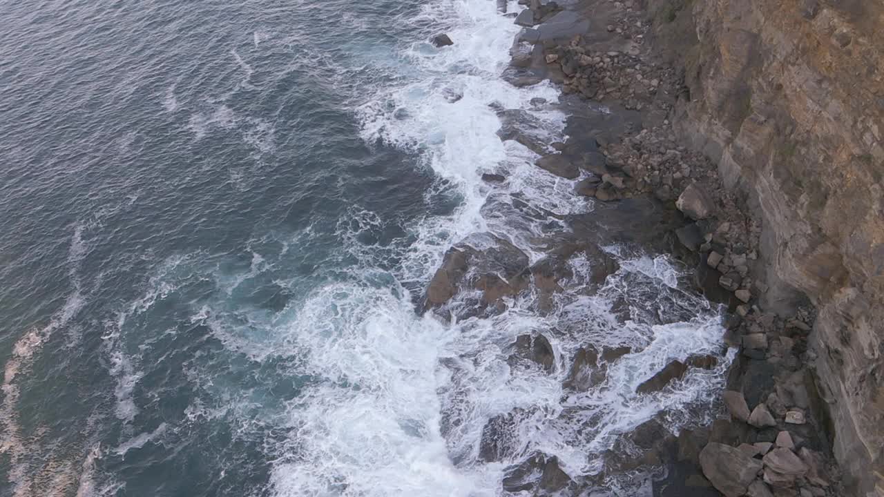 澳大利亚新南威尔士州中部海岸阿沃卡海滩的波浪视频素材