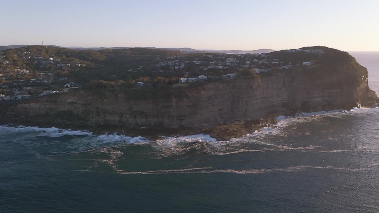 澳大利亚新南威尔士州中央海岸阿沃卡海滩的海景和村庄视频素材