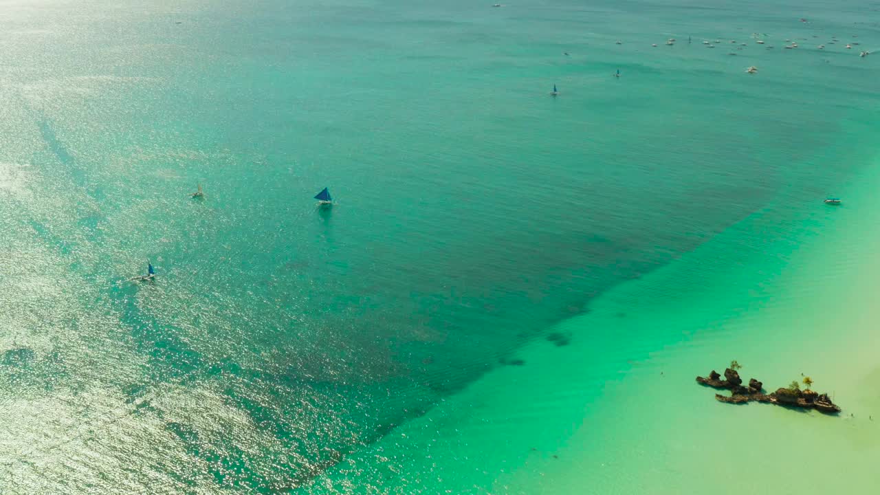 在蓝色的大海里航行。菲律宾长滩岛视频素材