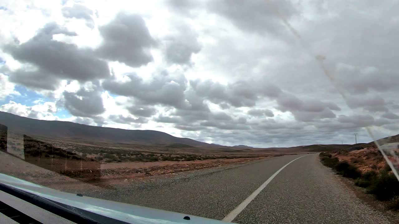 快速旅行驾车乘坐摩洛哥公路沙漠乡村探险旅行假日视频素材