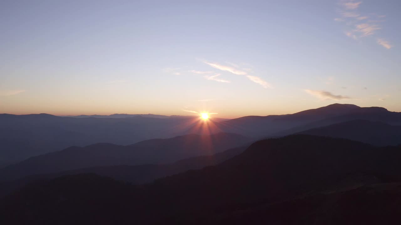 美丽的山景鸟瞰图在日落视频素材