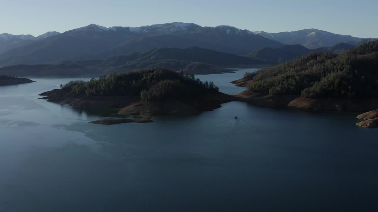 风景自然湖沙斯塔加州无人机鸟瞰图视频素材