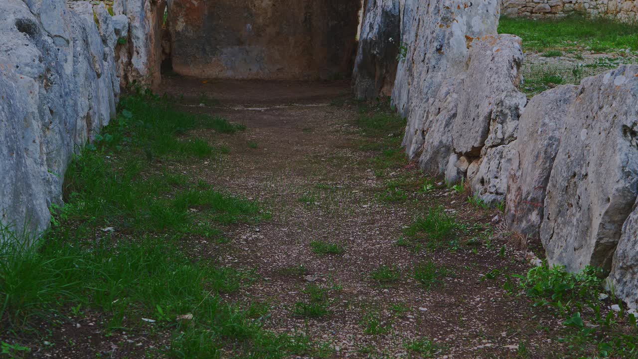 鸟瞰图Dolmen Della Chianca，一个史前建筑在比斯切利(意大利)。视频素材