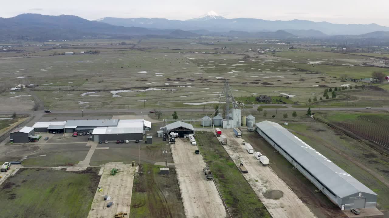 俄勒冈州鹰点附近的农村和农场的无人机鸟瞰图视频素材