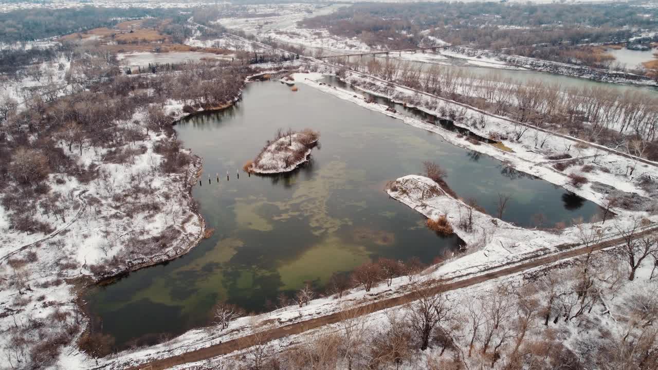 冰冻湖和雪鸟瞰图视频素材