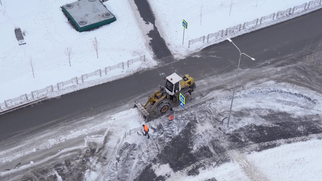 除雪设备在冬天清除道路上的积雪。俯视图视频素材