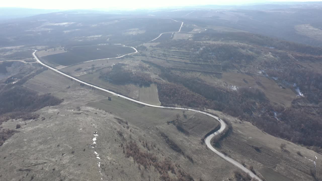 在4K无人机拍摄的无尽山谷和道路上视频素材