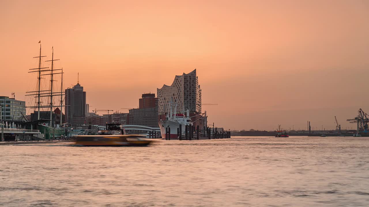 日出时间流逝的汉堡城市景观与港口和易北河，汉堡，德国视频素材