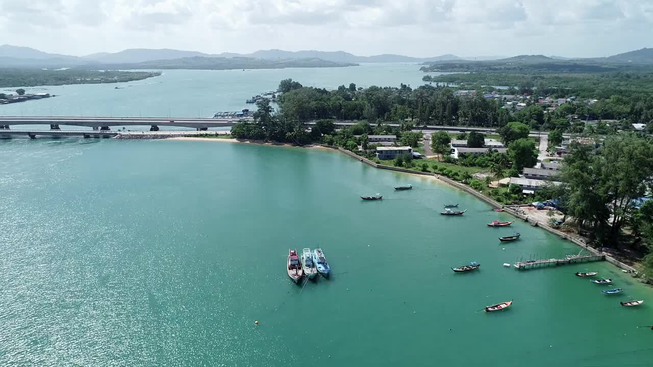 鸟瞰图泰国传统长尾渔船在热带海洋美丽的海滩在普吉岛泰国视频素材