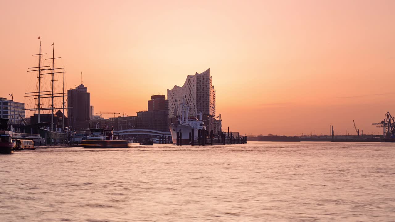 日出时间流逝的汉堡城市景观与港口和易北河，汉堡，德国视频素材