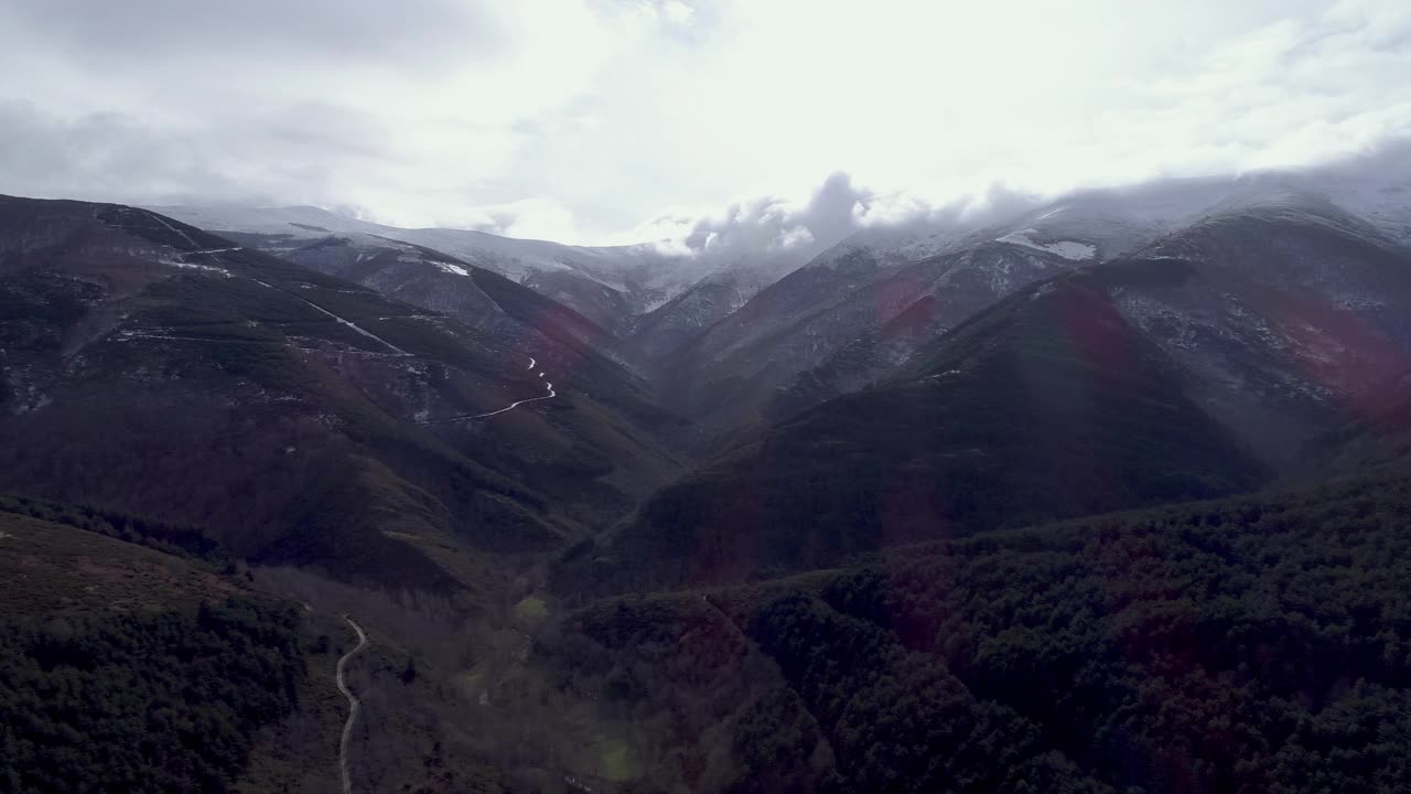 山上的雨视频素材