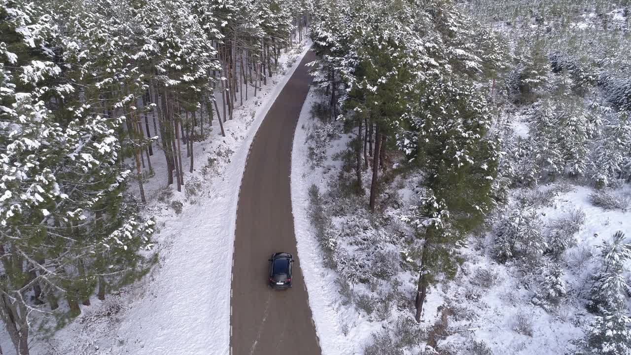 一辆汽车穿过积雪的道路视频素材