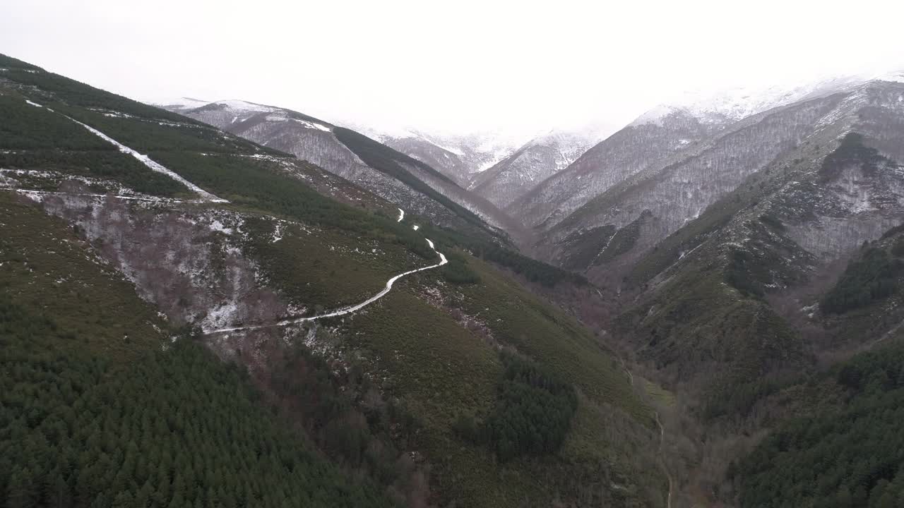 山上的雨视频素材