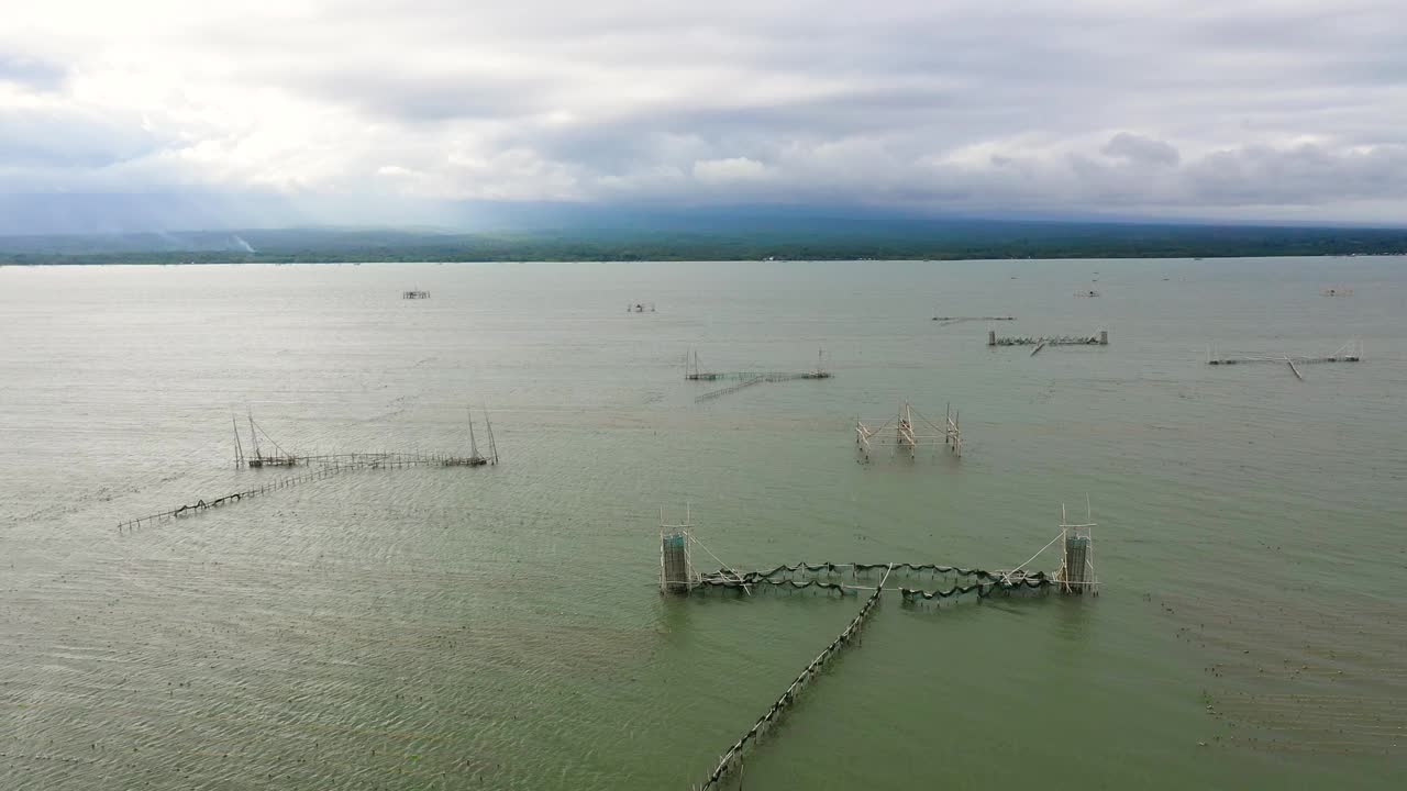 在海里养鱼场。菲律宾棉兰老岛视频素材