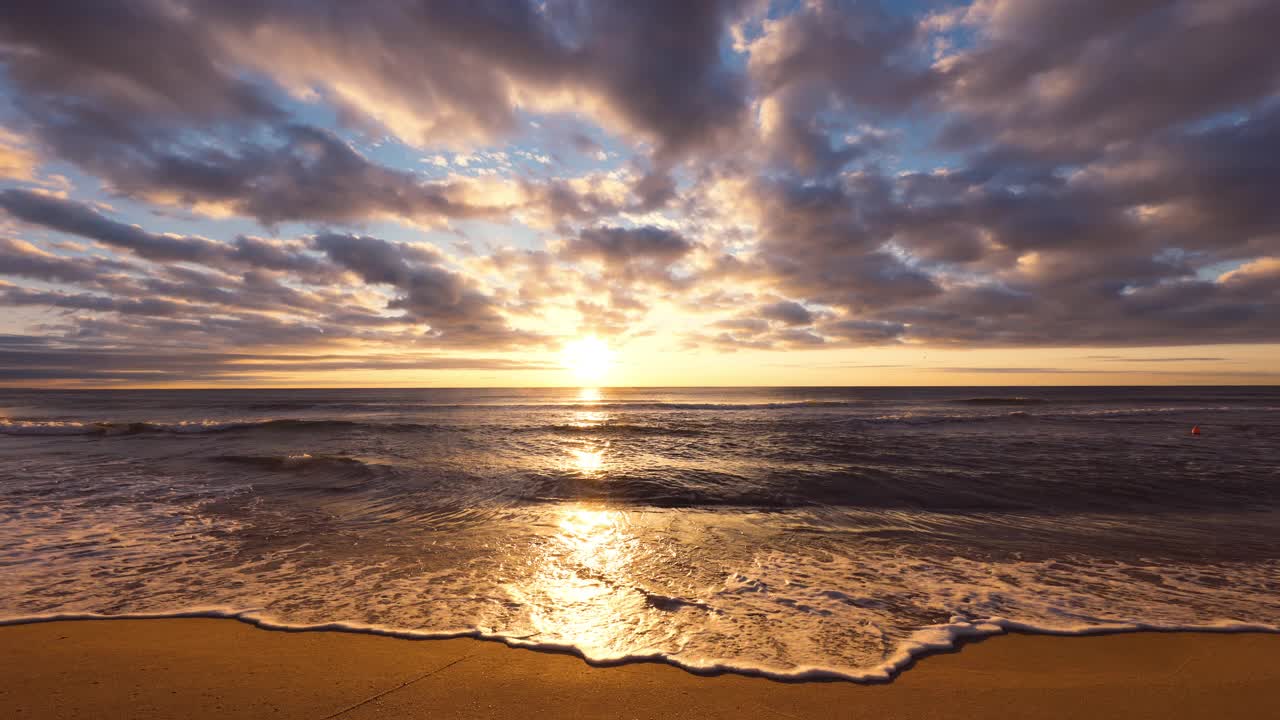 热带海滩的日出。海浪拍打着沙滩，4k视频视频素材