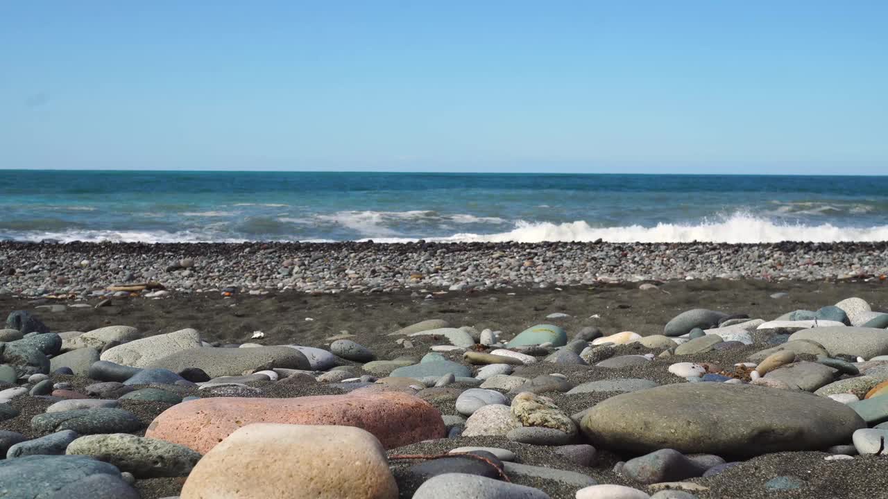 海浪在一个晴朗的日子。视频素材