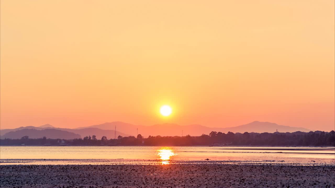 海滩夏季的日落和月亮视频下载