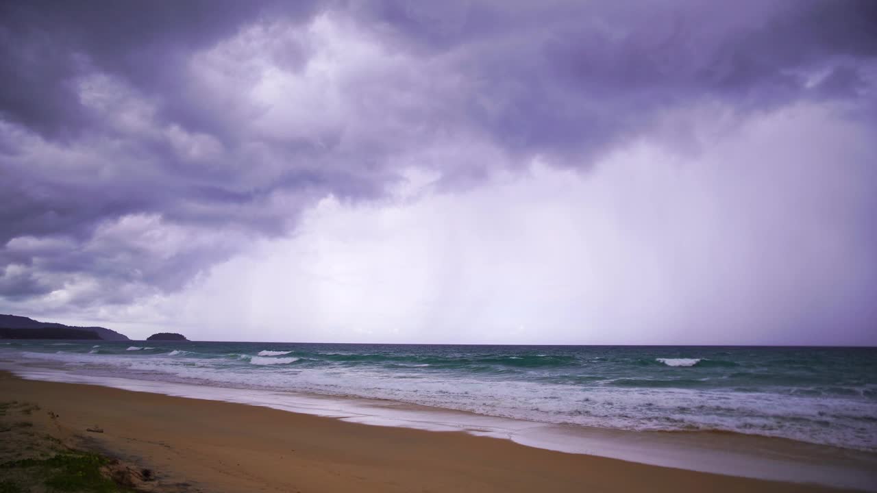 海面上的风暴云和雨云视频素材