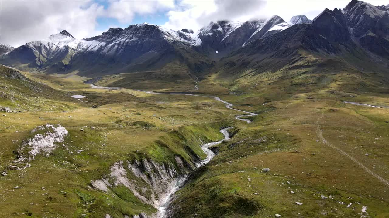 鸟瞰图的高山平原与河流峡谷和山脉在格雷纳视频素材