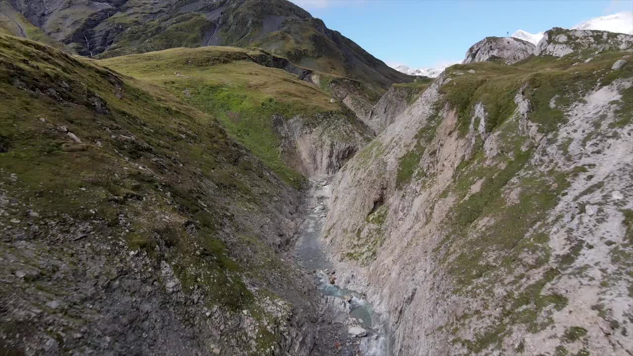 鸟瞰图的山河峡谷在格雷纳山谷视频素材