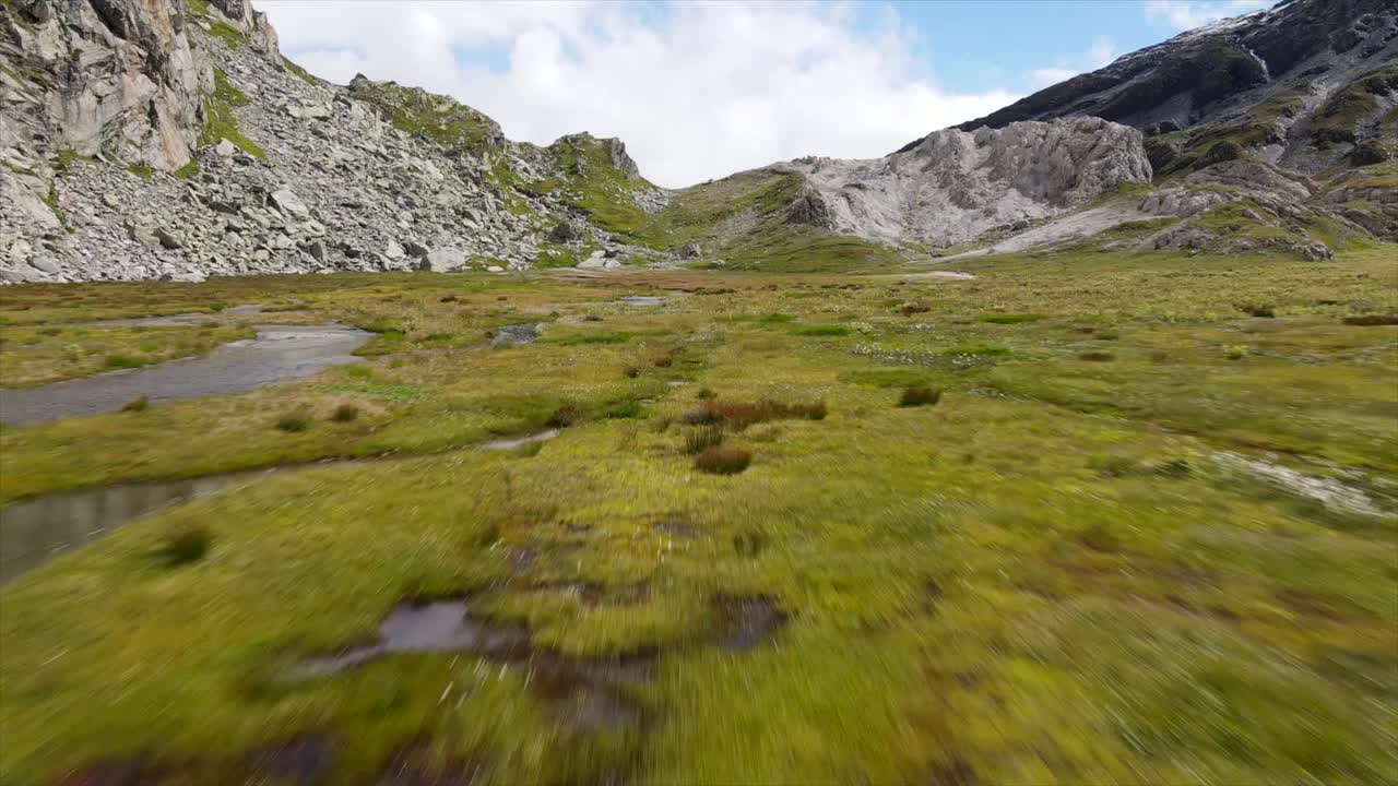 格雷纳平原上的河流鸟瞰图视频素材