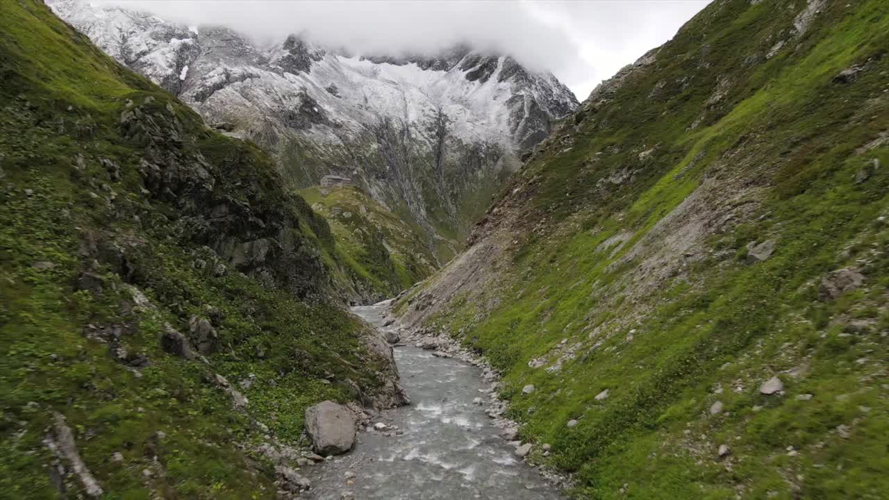 鸟瞰图的山河峡谷在格雷纳山谷视频素材