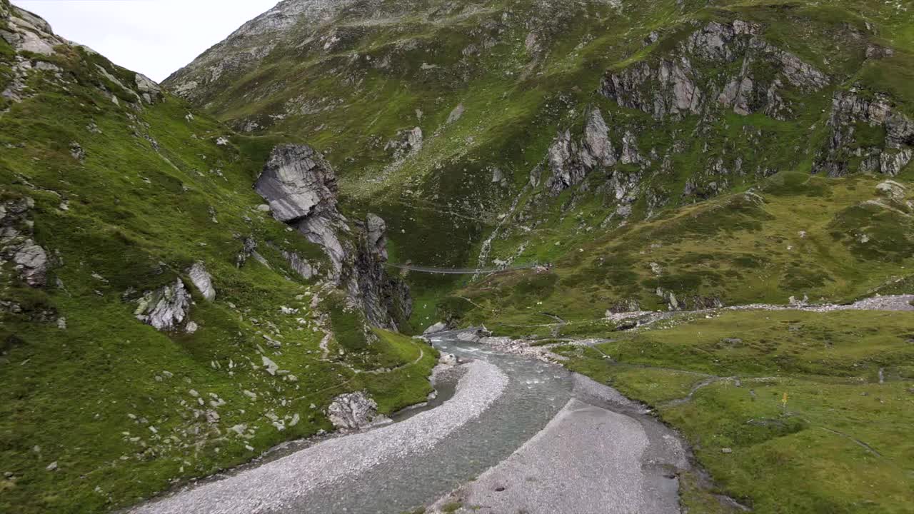 鸟瞰图上的徒步旅行者悬桥上的瀑布视频素材