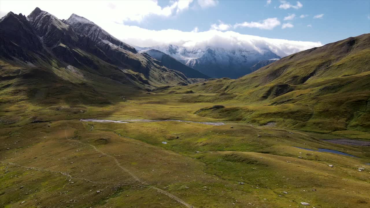 鸟瞰图的高山平原与河流峡谷和山脉在格雷纳视频素材