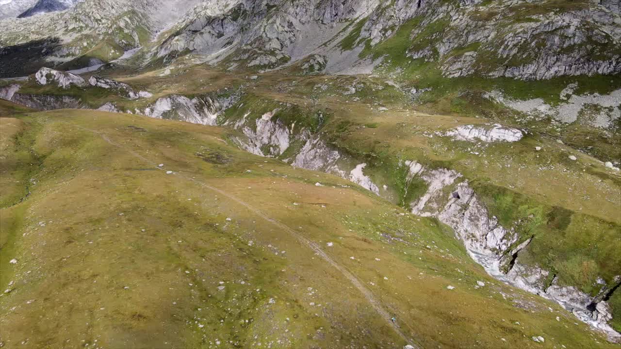 鸟瞰图的深河峡谷在瑞士格雷纳平原视频素材