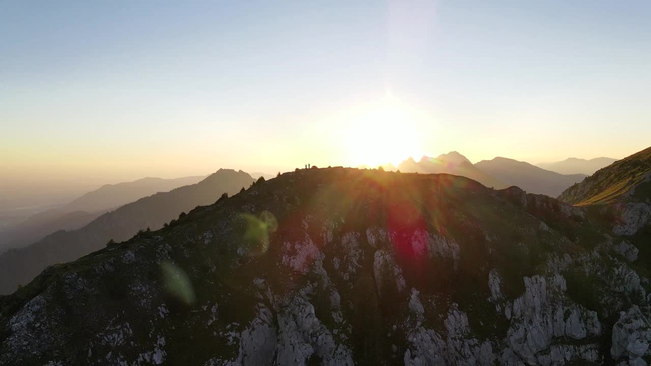 鸟瞰日出时山顶上的营员视频素材