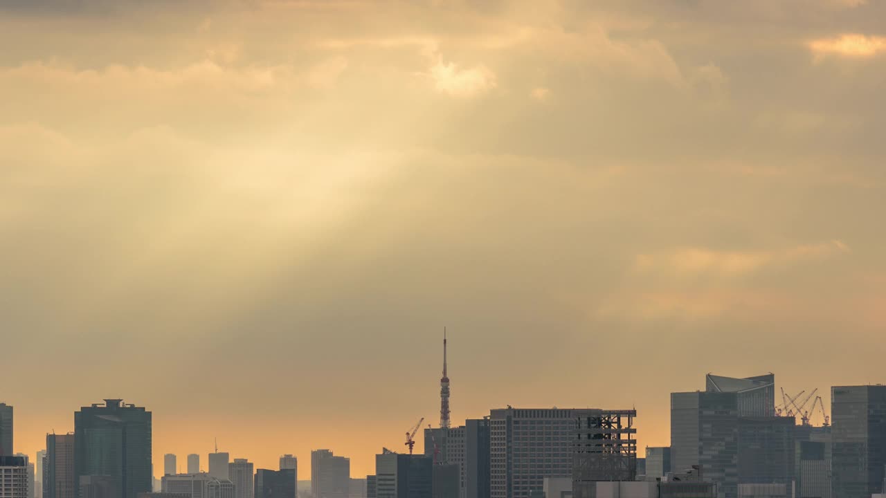 东京塔的时间流逝与各种建筑城市景观位于日落，日本视频素材