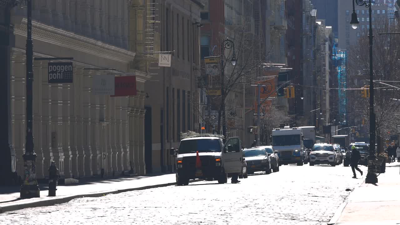 冠状病毒病在纽约市SOHO区流行一年后。视频素材