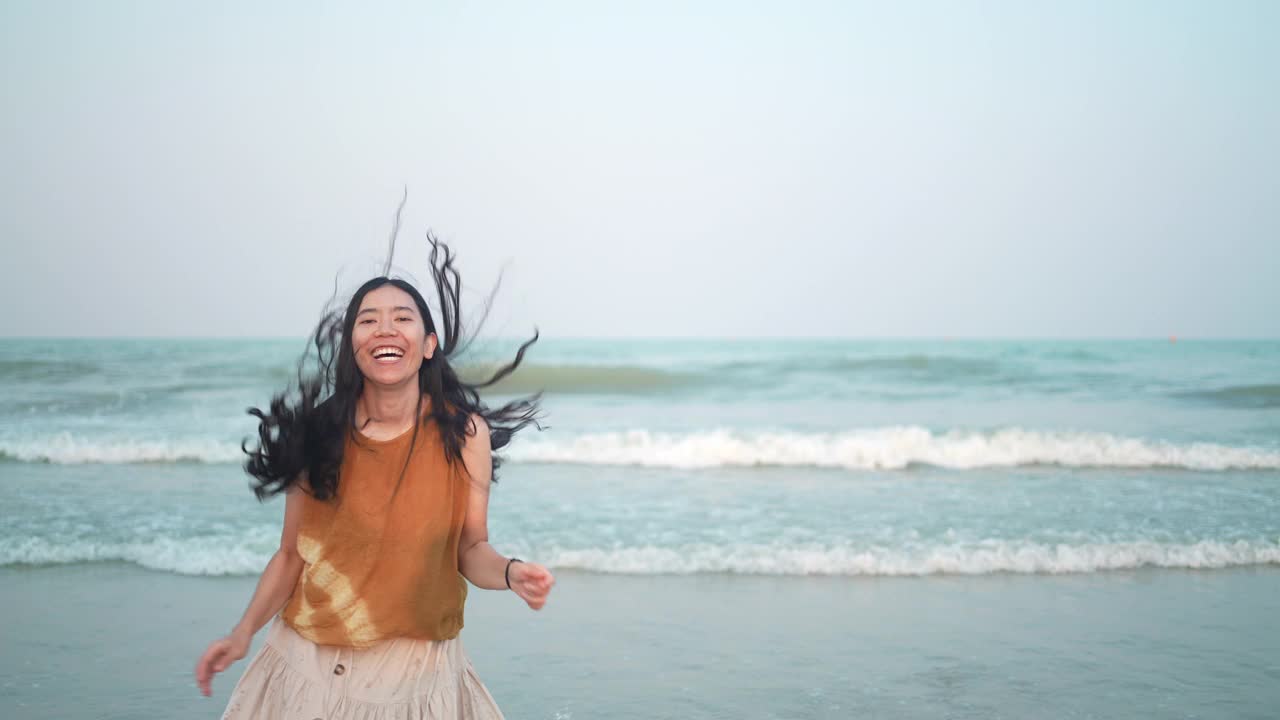 亚洲女人在自由的假期时间快乐和放松的热带san海滩，自然的海滩景观景观与阳光，享受和微笑的乐趣旅游假期，夏日海洋与阳光视频素材