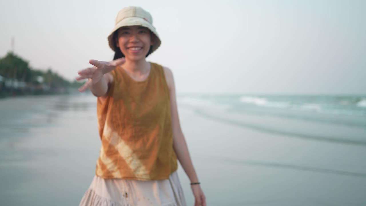 亚洲女人在自由的假期时间快乐和放松的热带san海滩，自然的海滩景观景观与阳光，享受和微笑的乐趣旅游假期，夏日海洋与阳光视频素材