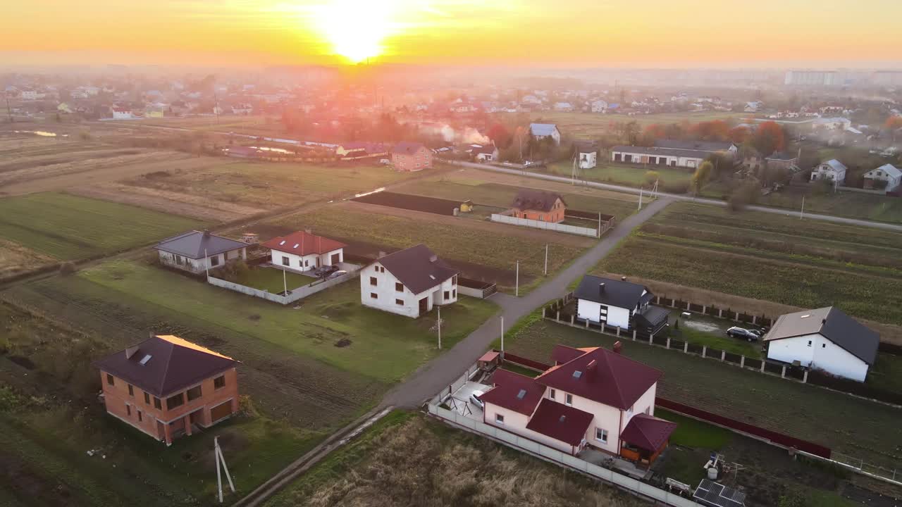 日落时农村郊区私人住宅的鸟瞰图。视频素材