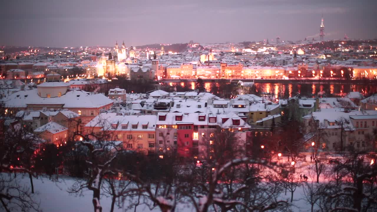 布拉格城市全景夜景。有雪的屋顶。冬季从旅游景点观看视频素材